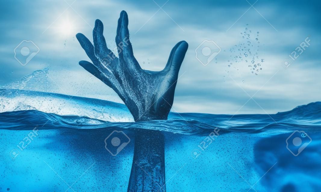 Mano de persona ahogada en agua
