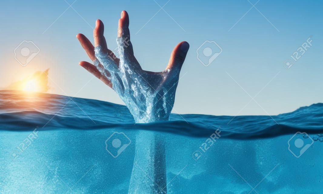 Mano de persona ahogada en agua