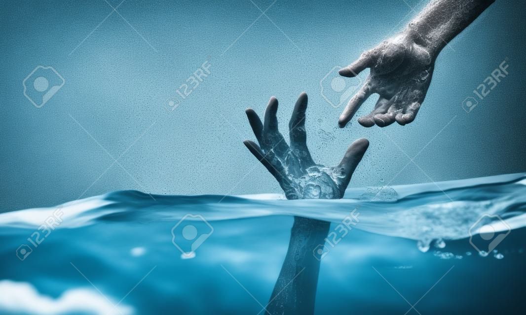 水に溺れている人の手