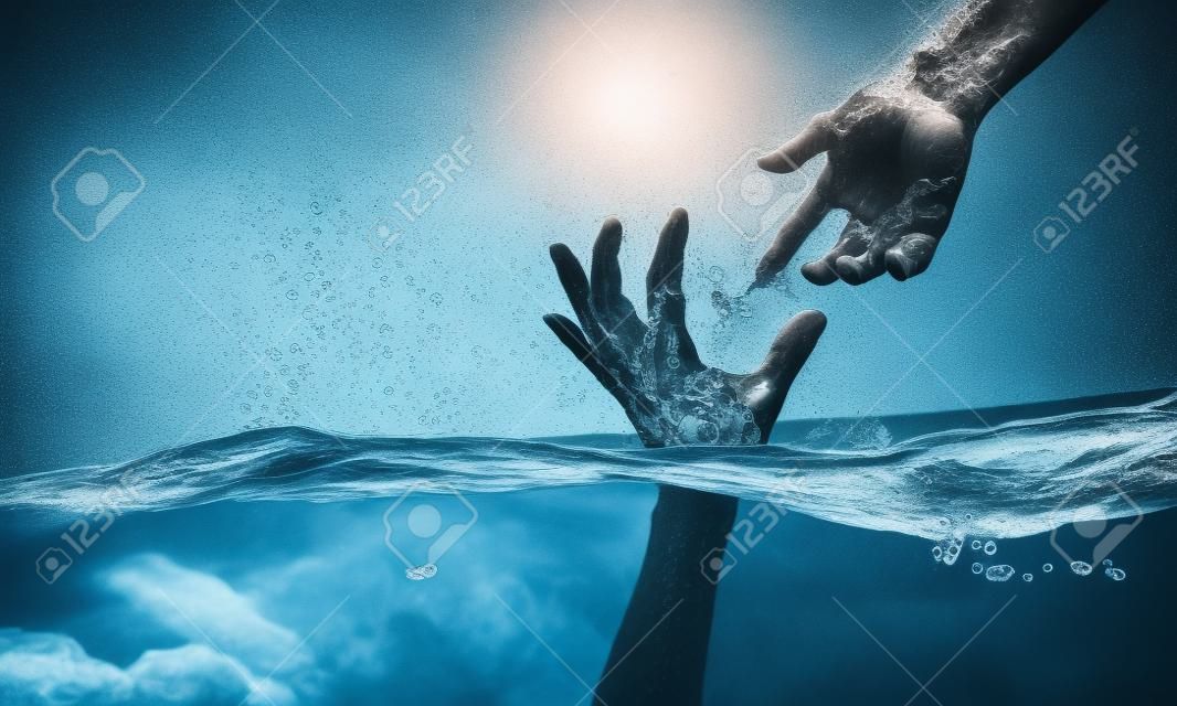 Mão da pessoa que se afoga na água