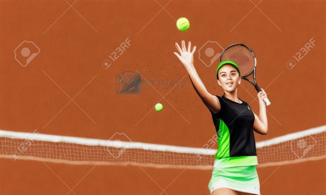 Junge Frau, die Tennis in Aktion spielt. Gemischte Medien