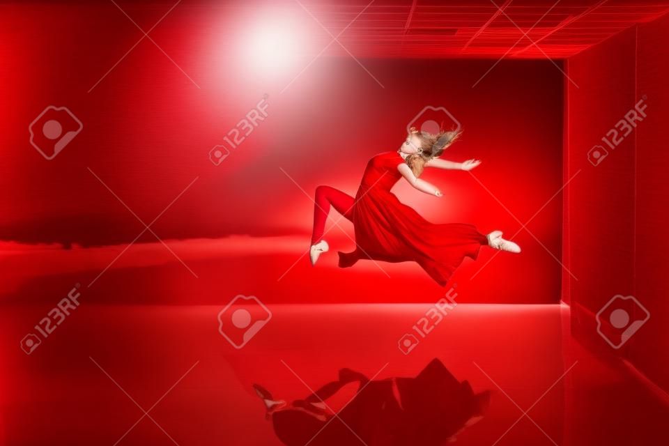 빨간 드레스를 입은 젊고 아름다운 여성 댄서