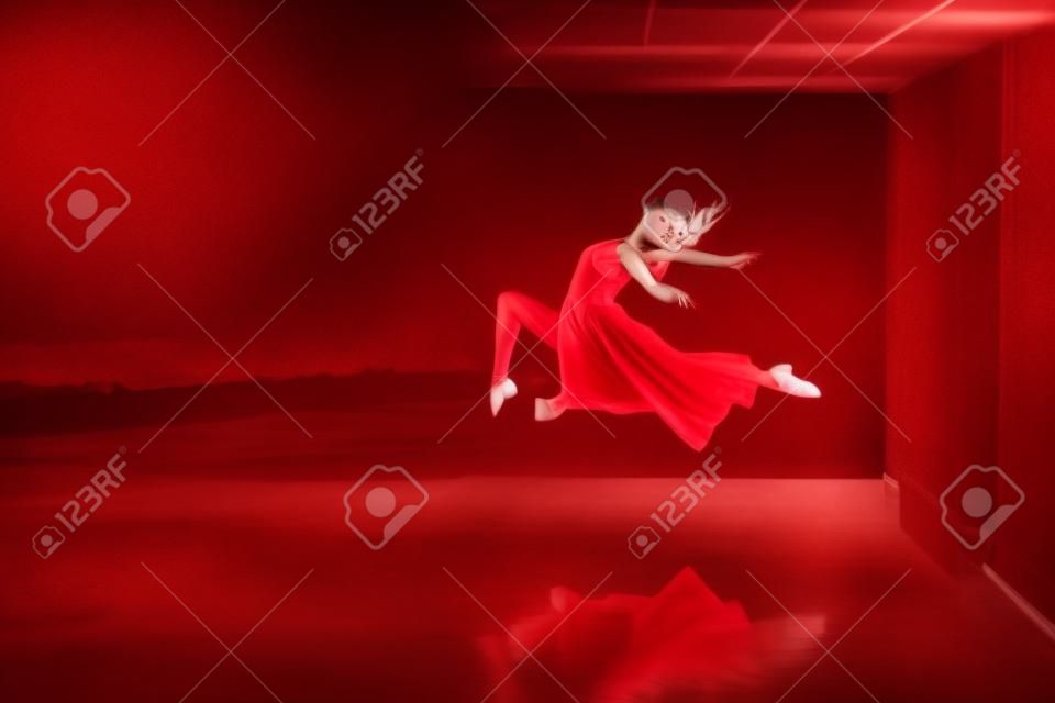 빨간 드레스를 입은 젊고 아름다운 여성 댄서
