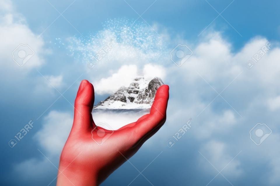 Berg mit Schneedecke in den Händen
