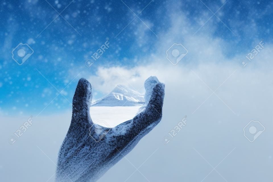 Berg met sneeuwtop in handen