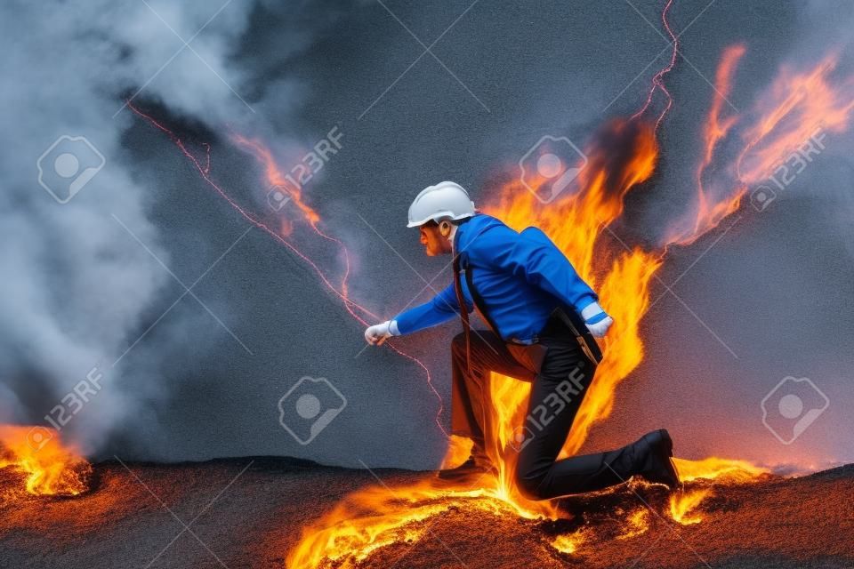 Homme d'affaires déterminé laissant des traînées de feu sur l'asphalte
