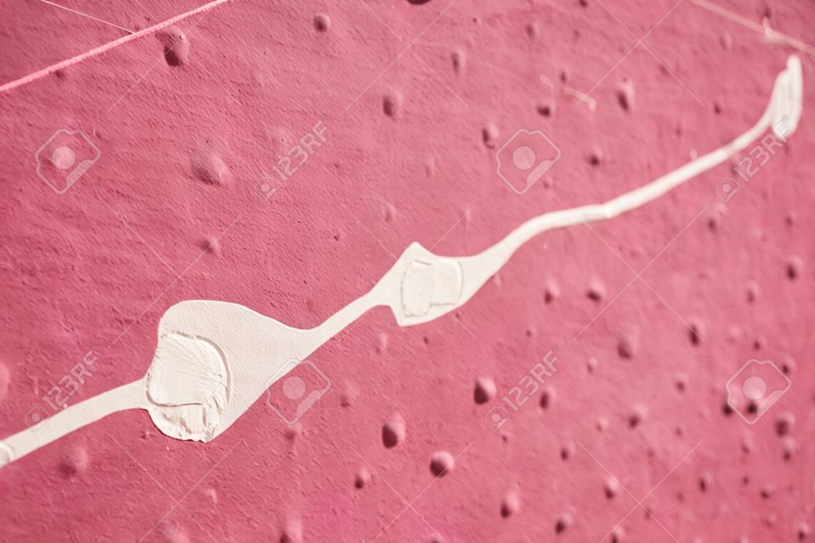 Closeup de graffiti rose sur la texture du mur