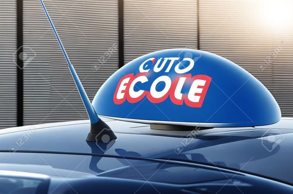 gros plan du panneau auto-école sur le toit de la voiture, texte en français "auto ecole", traduction en anglais "driving school"