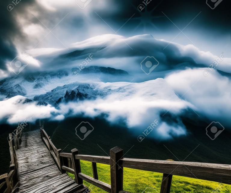 산과 나무와 극적인 구름