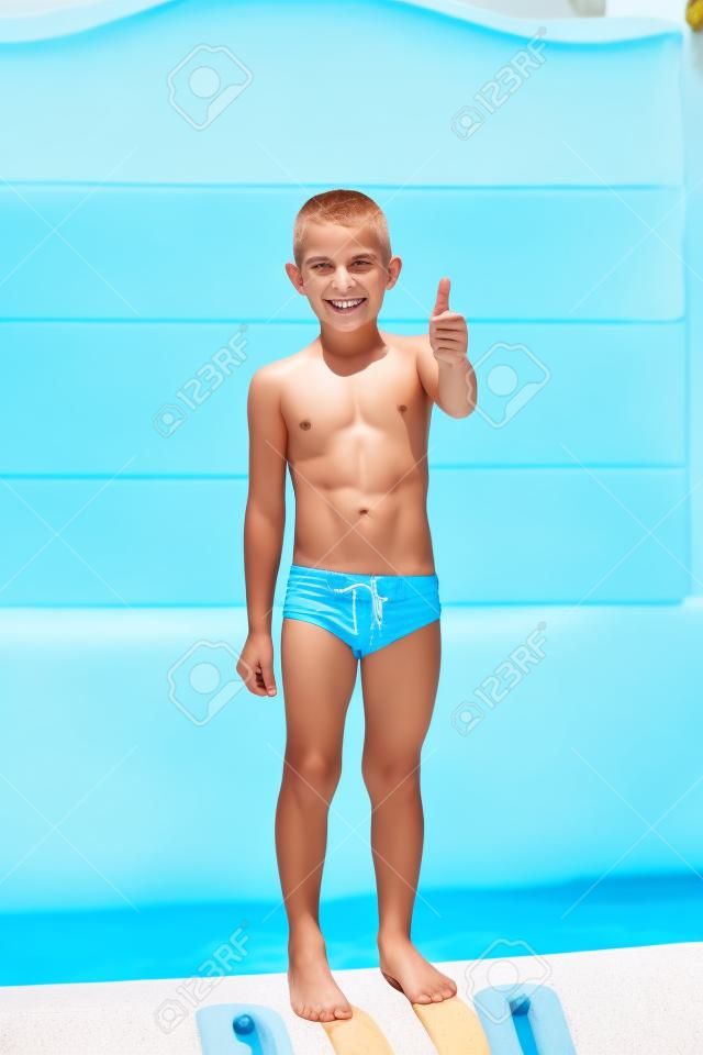 Smiling Junge auf blauem Badehose während seiner Sommerferien