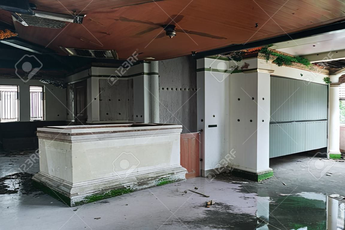 Dunkles Foto des Raums eines verlassenen Gebäudes mit schmutzigen Wänden