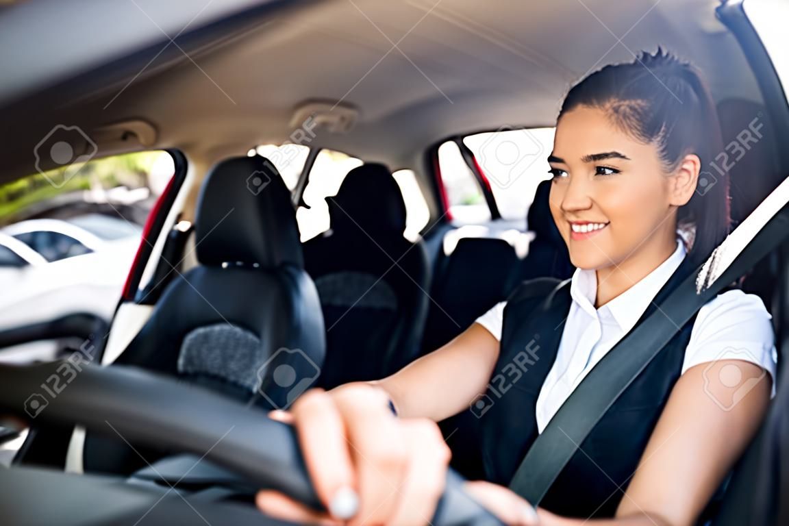 Donna che guida la sua macchina.