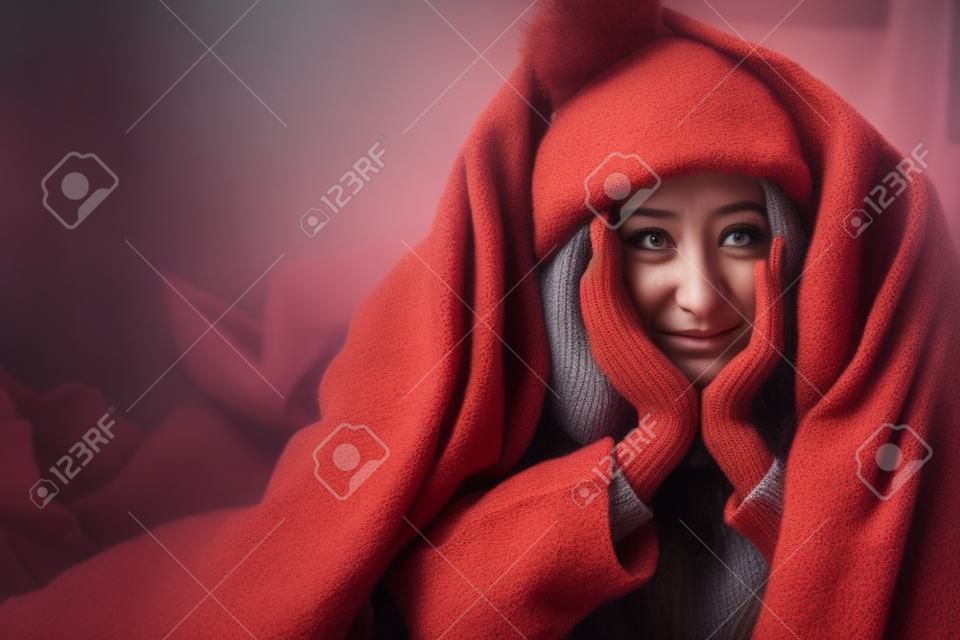 실내에서 따뜻한 겨울옷을 입고 추위를 느끼는 불행한 여성