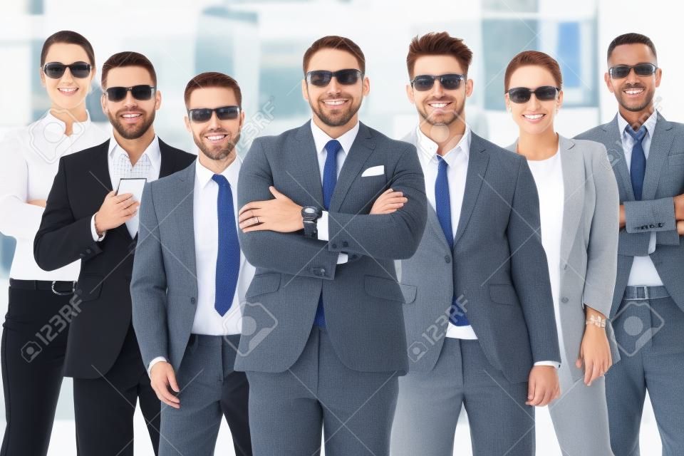 een groep van zeven succesvolle zakenmensen mannen en vrouwen in stijlvolle pakken staan en kijken trots buitenshuis. teamwerk en het multi-etnische bedrijfsconcept
