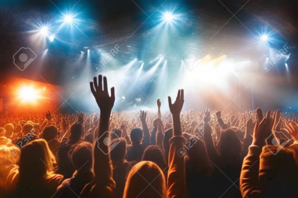 Folla da concerto con le mani alzate in una fotografia pubblicitaria professionale del festival musicale