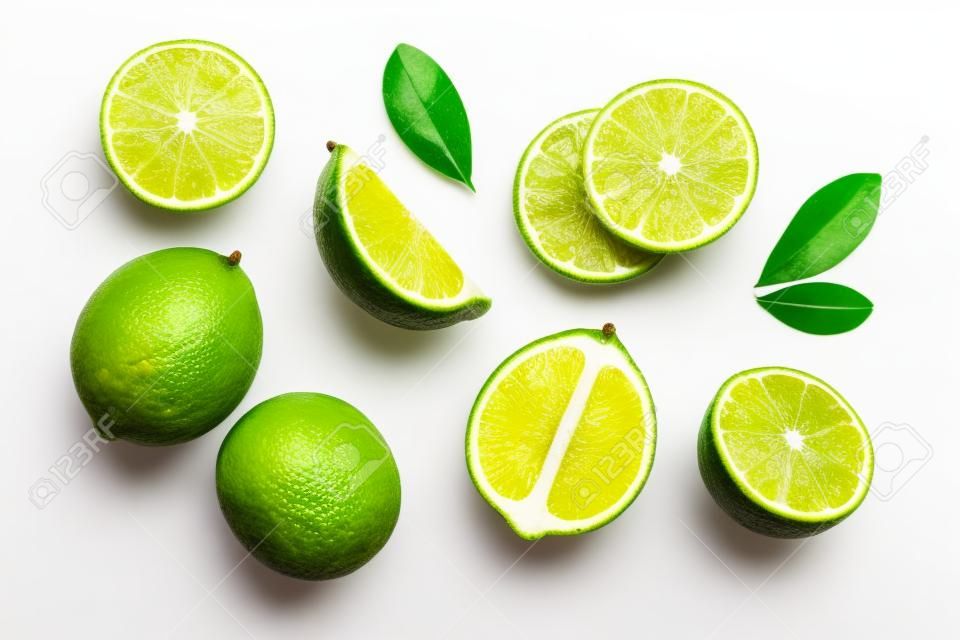 Limettenfrüchte mit grünem Blatt und halbierter Scheibe isoliert auf weißem Hintergrund. Ansicht von oben. flach liegen.