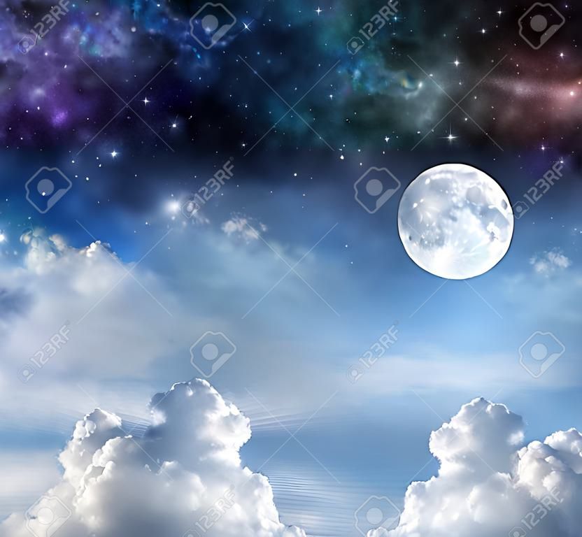 Луна ночью и днем ​​- бледная луна с голубое небо и пушистые облака ниже и глубокого космоса ночном небе над с большим количеством пространства копирования