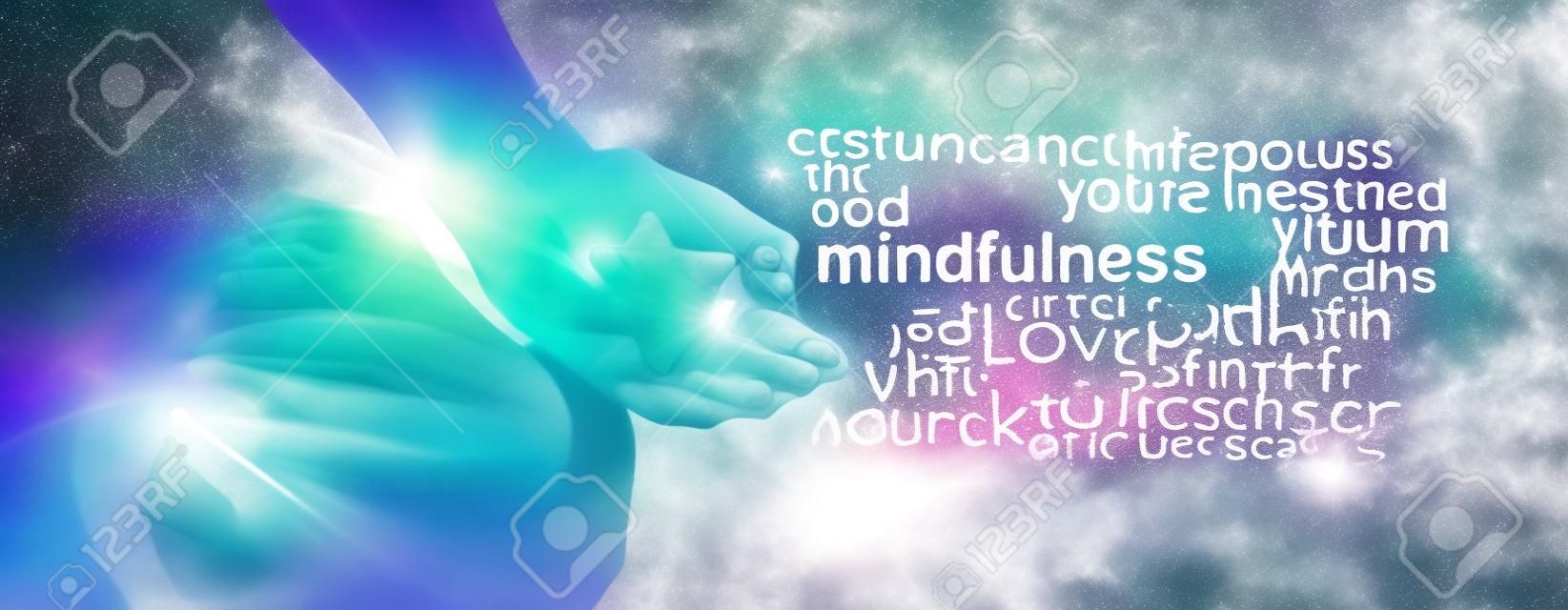 Mindfulness 명상 단어 구름 배너 - 오른쪽에 Merkabah 크리스탈 meditating 및 mindfulness 단어 구름을 들고 스트리밍 햇빛 왼쪽에 로터스 위치에 앉아 여성