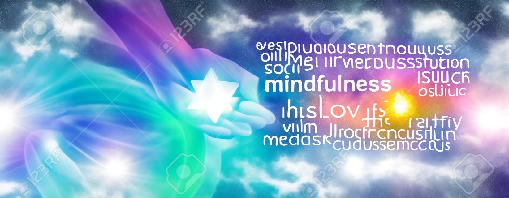Mindfulness Meditation Word Cloud Banner - Femmina seduto nella posizione del loto sul lato sinistro con luce solare in streaming in possesso di un meditando cristallo Merkabah e una parola nuvola consapevolezza sul lato destro