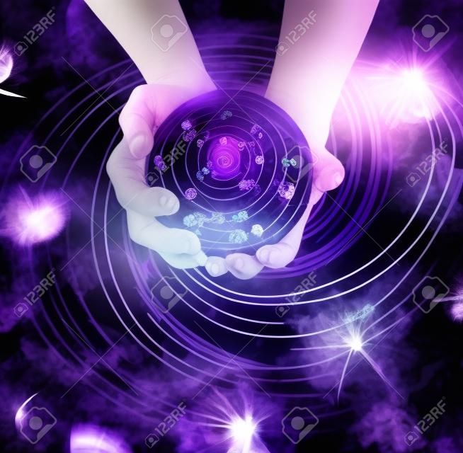 Quais são seus números de sorte - mãos femininas em volta de uma grande bola de cristal com números aleatórios emergindo em um fundo de campo de energia espiralado preto roxo com espaço de cópia abaixo