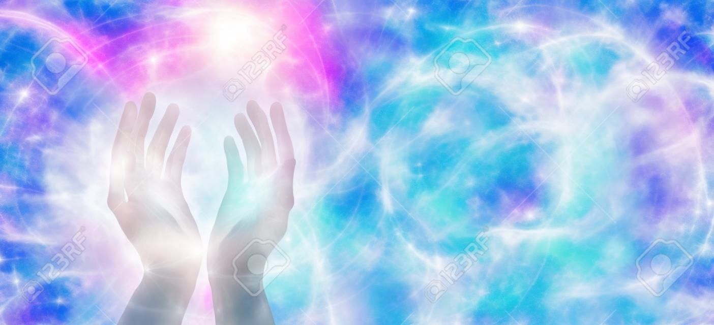Canalisation de l'énergie de guérison Vortex - mains féminines atteignant la formation d'énergie de vortex blanc et fond de champ d'énergie éthérée bleu rose