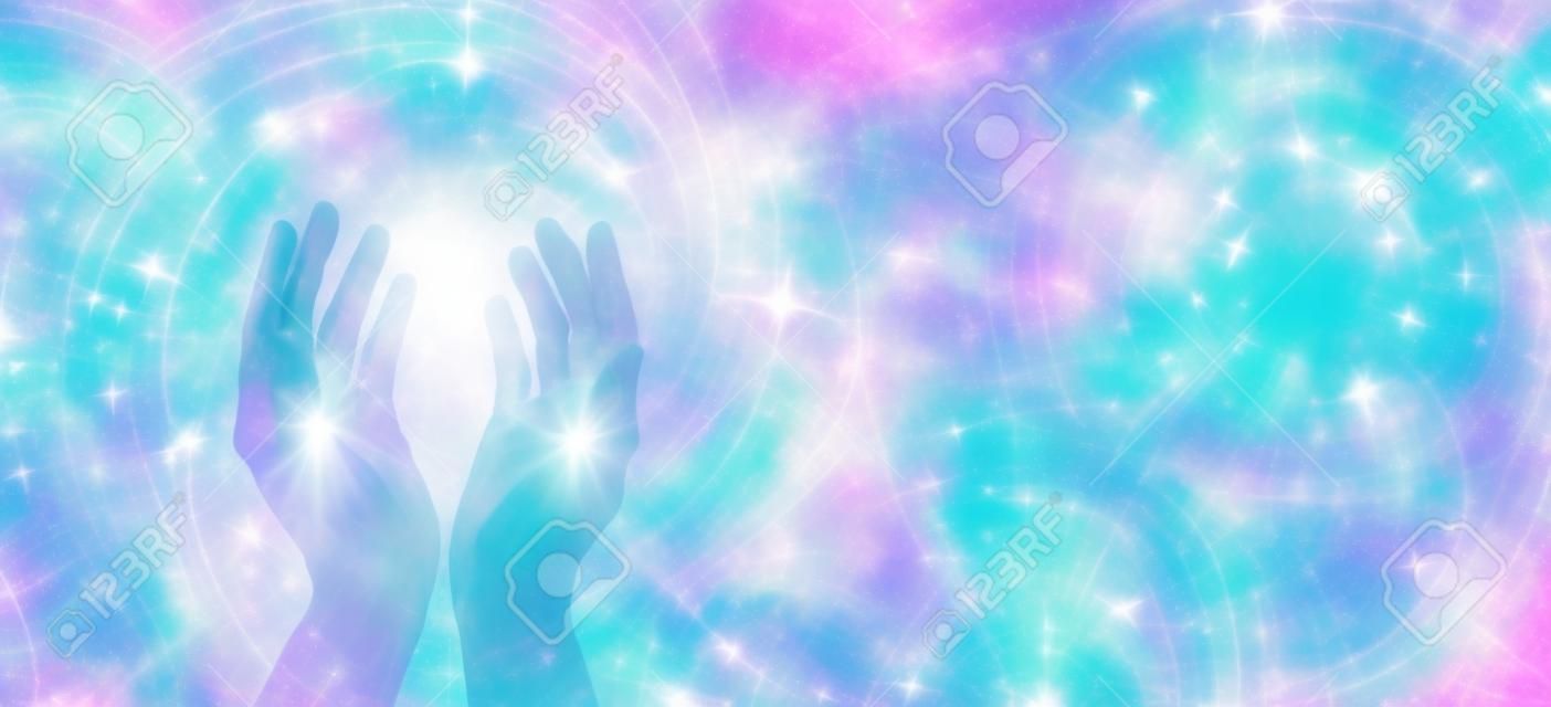 Vortex heilende Energie des Channels - weibliche Hände, die oben mit weißer Turbulenzenergiebildung und rosa blauem ätherischem Energiefeldhintergrund erreichen