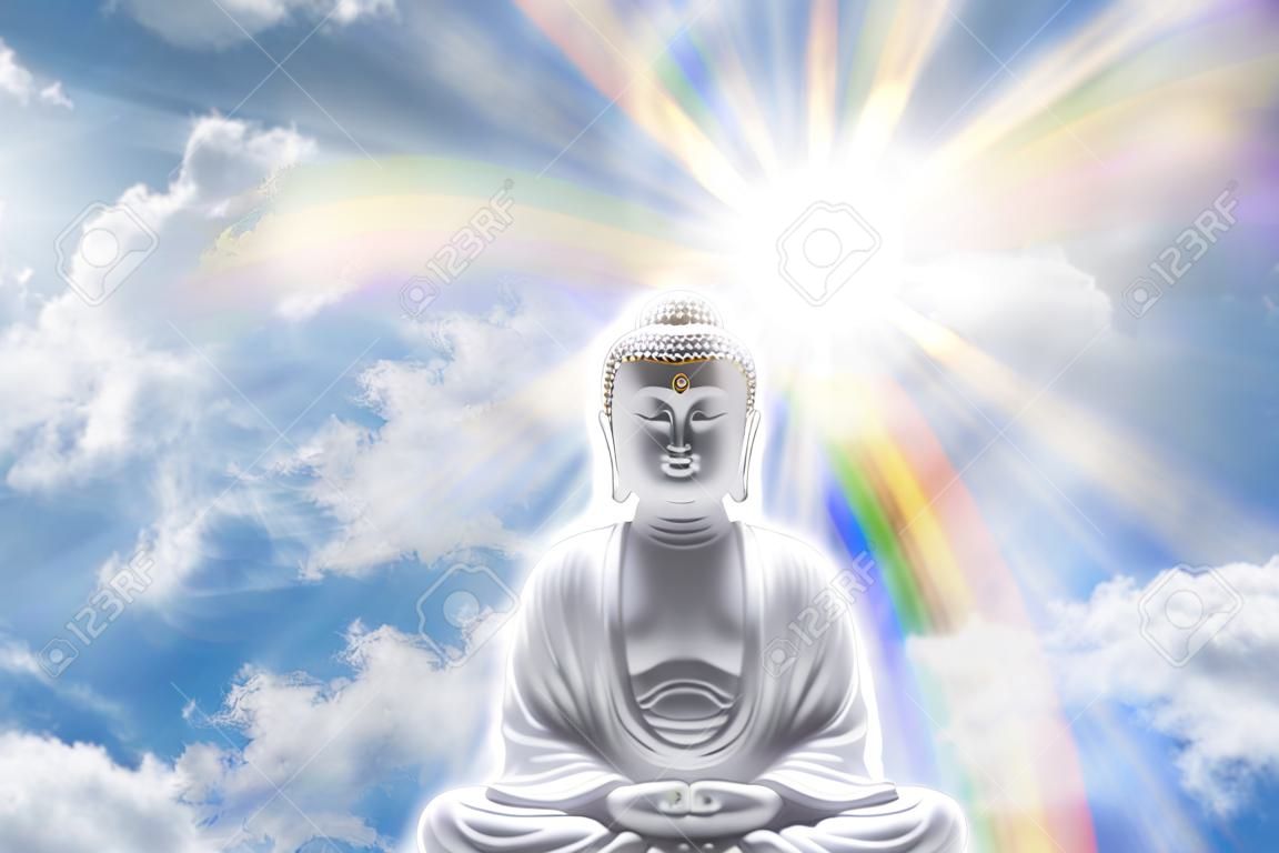 Hintergrund der Botschaft der Buddha-Erleuchtung - friedlicher, kontemplativer Buddhist in Lotusposition, der mit einem Regenbogensonnendurchbruch und einem dramatischen bewölkten Hintergrund mit Kopierraum meditiert