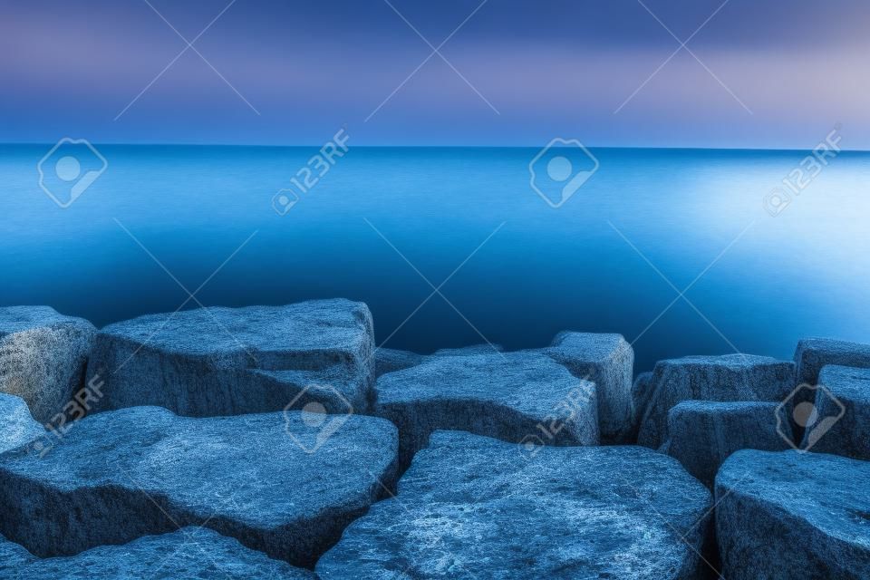 岩ときらめく青い湖