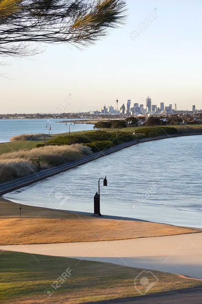 Vista do horizonte de Melbourne a partir de Point Ormond no subúrbio bayside oriental interior de Elwood