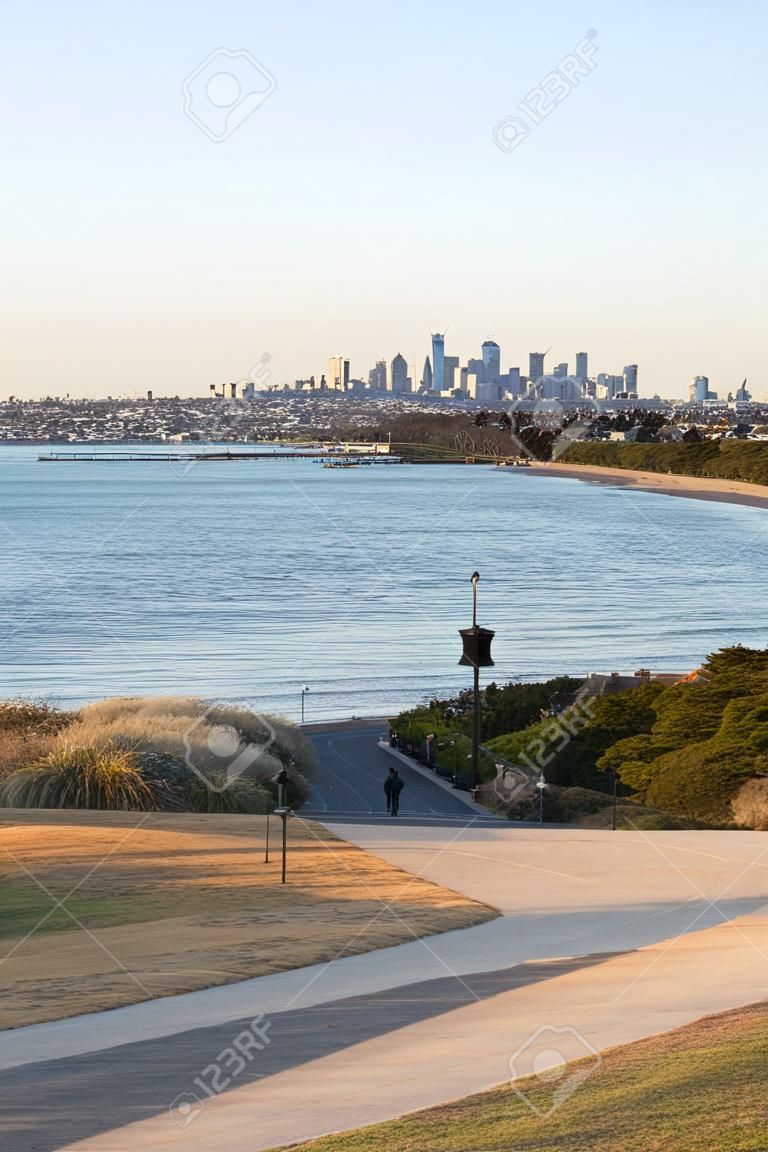 Vista do horizonte de Melbourne a partir de Point Ormond no subúrbio bayside oriental interior de Elwood
