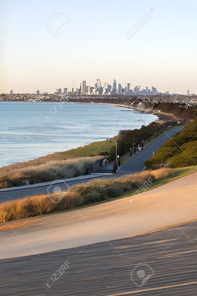 Vista del horizonte de Melbourne desde Point Ormond en el suburbio interior oriental de Elwood junto a la bahía