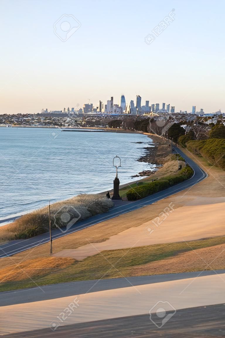 Vista del horizonte de Melbourne desde Point Ormond en el suburbio interior oriental de Elwood junto a la bahía