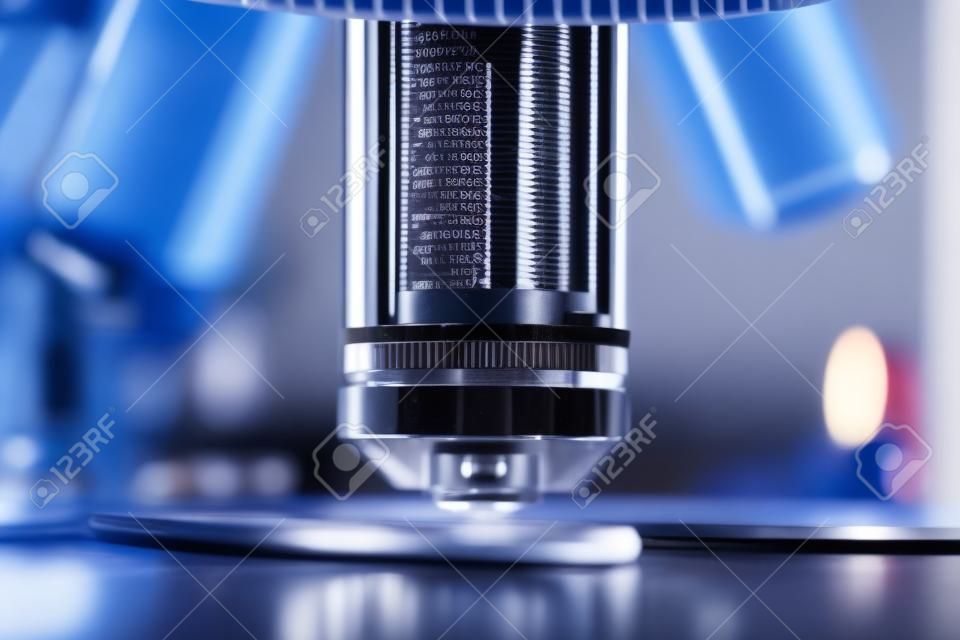 bliska strzał z mikroskopem w laboratorium krwi
