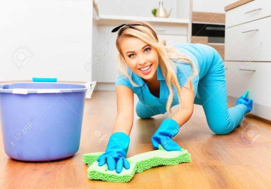 Femme jolie maison est le nettoyage de plancher