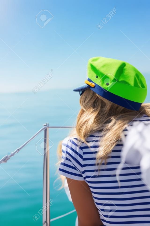 Junge Marine-Stil Frau ist auf dem Boot sitzt und schaut nach vorn