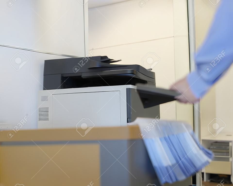 複印機打印機放在辦公室的房間前面。