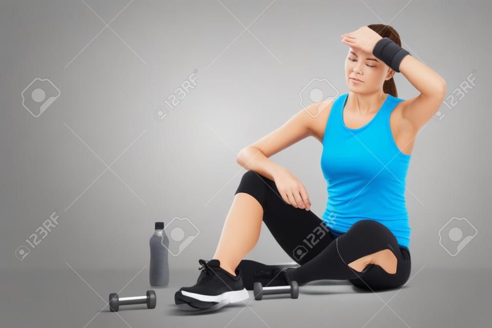 Donna stanca dopo esercizi, concetto di studio di fitness