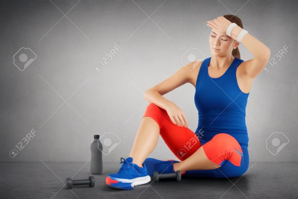 Donna stanca dopo esercizi, concetto di studio di fitness