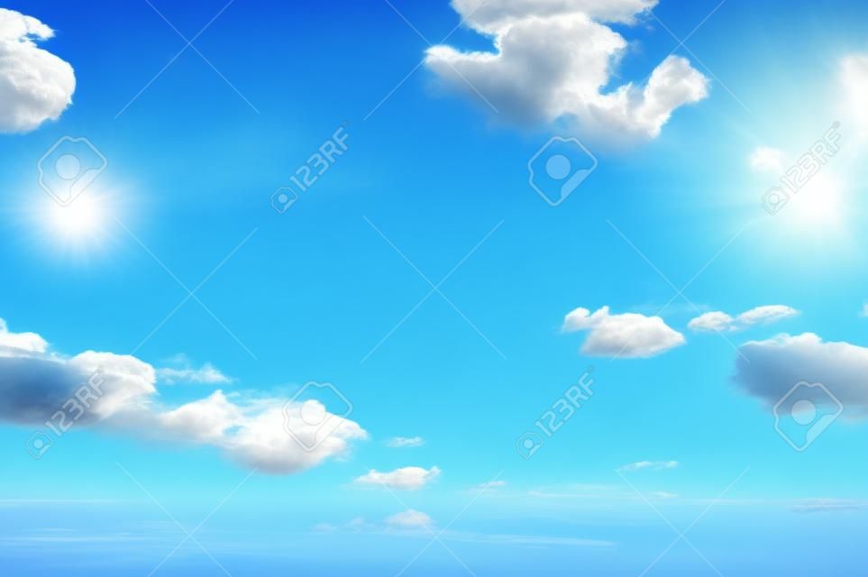 Blauwe lucht met witte pluizige wolken