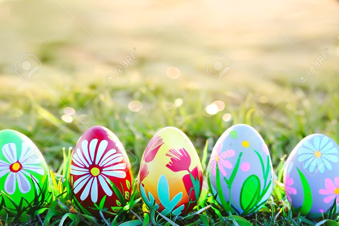 Ovos de Páscoa feitos à mão na grama. Padrões e desenhos florais e coloridos de primavera. Tradicional, artística e única.