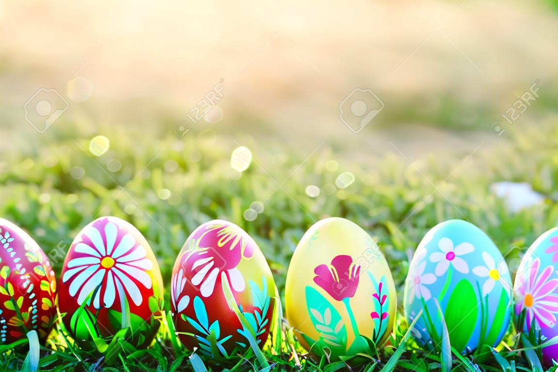 Oeufs de Pâques à la main sur l'herbe. Motifs printaniers floraux et colorés et conceptions. Traditionnel, artistique et unique.