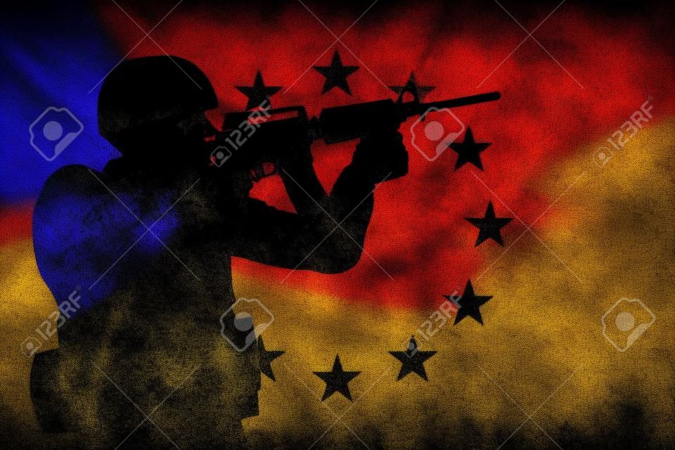 Soldier silhouette sur grunge drapeau de l'Union européenne. Armée, militaire du concept de l'Europe.