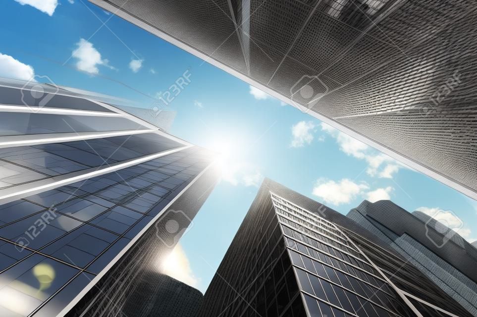 Moderne zakelijke wolkenkrabbers, hoogbouw, architectuur omhoog naar de hemel, zon. Concepten van financiële, economische, toekomst etc.