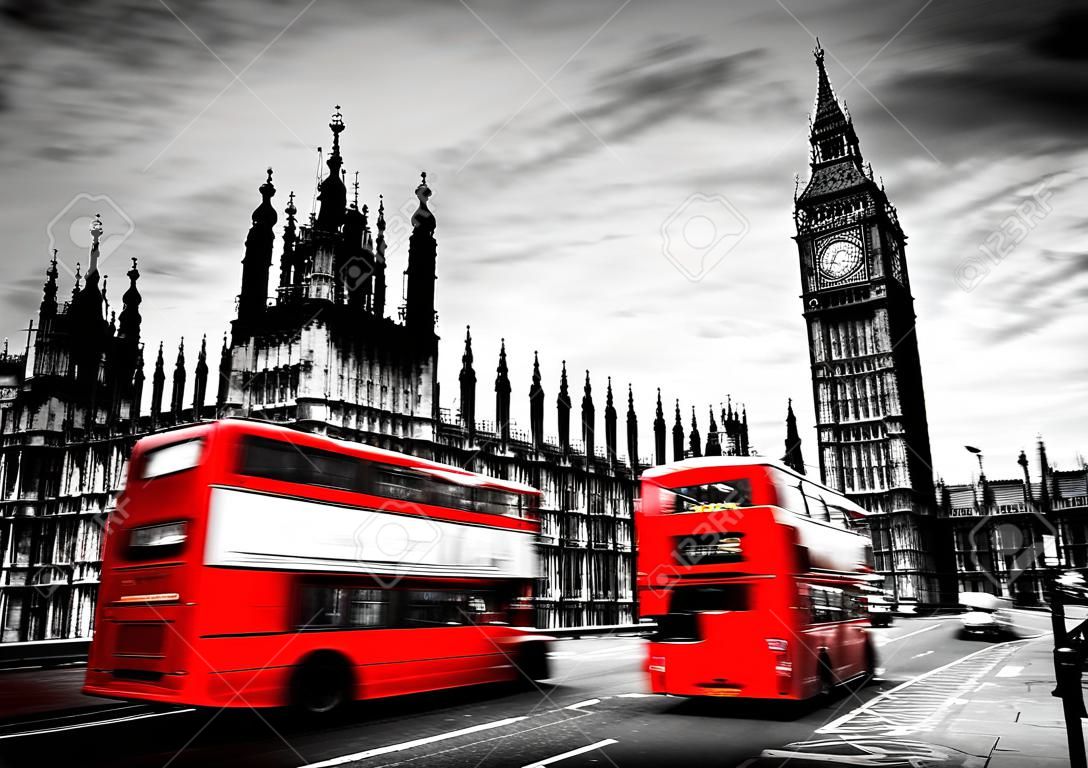 Londres, Royaume-Uni. autobus rouges en mouvement et Big Ben, le Palais de Westminster. Les icônes de l'Angleterre en noir et blanc avec la couleur rouge.