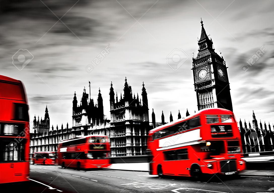London, Großbritannien. Red Busse in Bewegung und Big Ben, der Palace of Westminster. Die Symbole von England in schwarz und weiß mit rot.