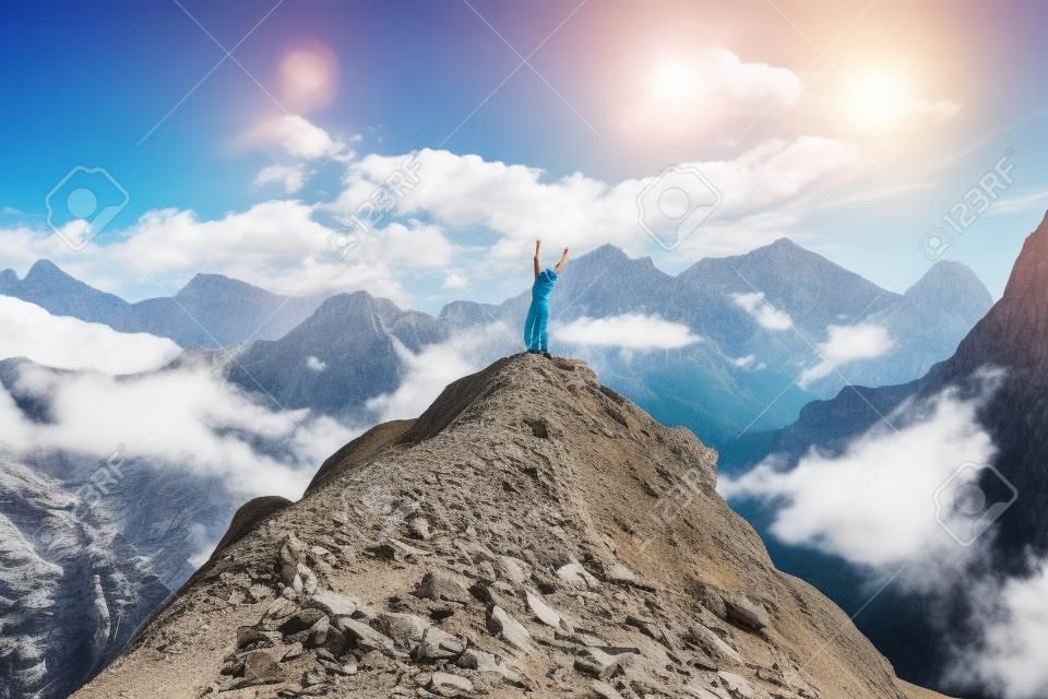 성공, 자유와 밝은 미래를 즐기는 산의 피크에 손 위로 행복 한 여자.
