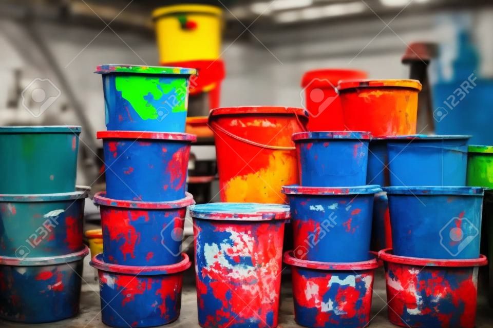 Secchi di vernice liquida in piedi in un laboratorio. Colori dell'annata