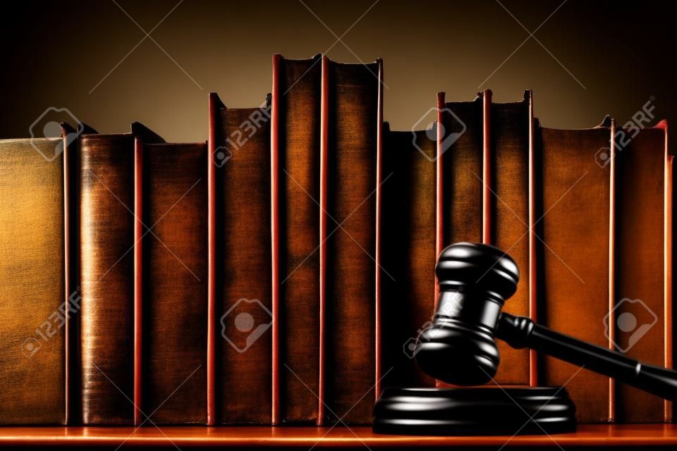 Gerichtshammer und Bücher auf schwarzem Hintergrund. Gerichtssäle, Richteramt. Recht und Gerichtsverfahren.