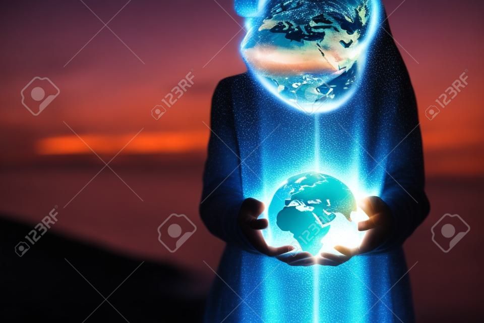 Globo da terra brilhando nas mãos da mulher na praia à noite. salve a terra, proteja o conceito de meio ambiente