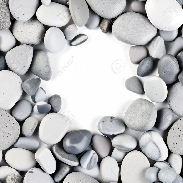 un montón de piedras sobre un fondo blanco como un marco